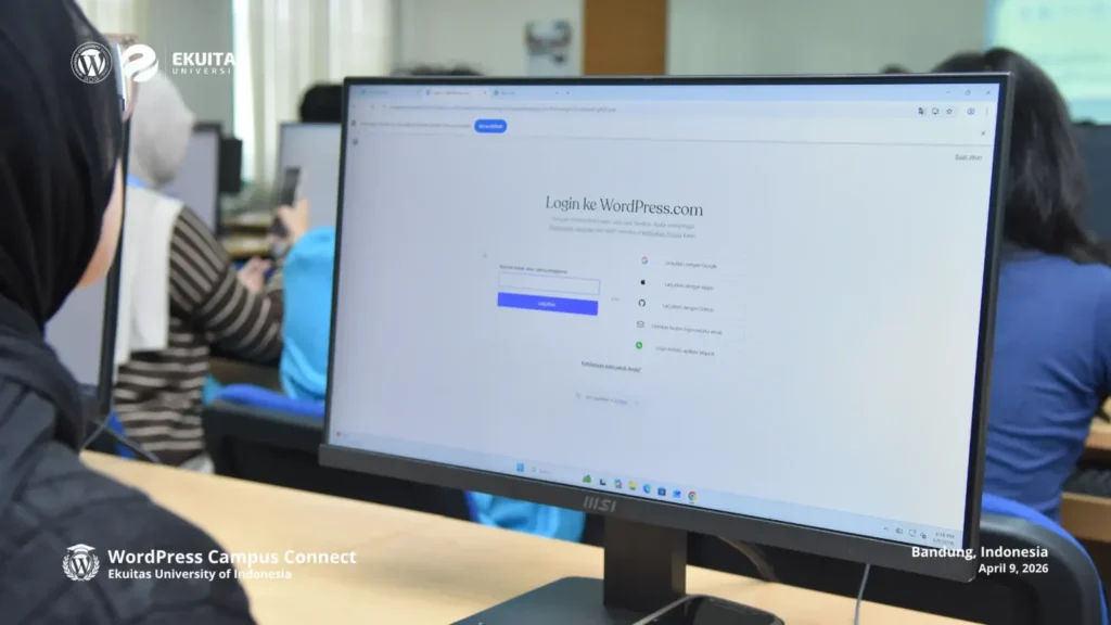 Mahasiswa Universitas Ekuitas login ke dasbor WordPress.com pada Sesi 3