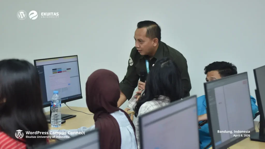 Proses diskusi dan bimbingan teknis pembuatan menu navigasi FSE bersama mahasiswa di Sesi 3